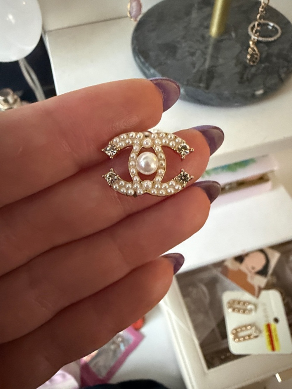 Pearl CC style stud earrings - Picture 3 of 4